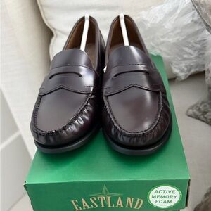 Eastland women’s Classic II Brown Loafers NWT